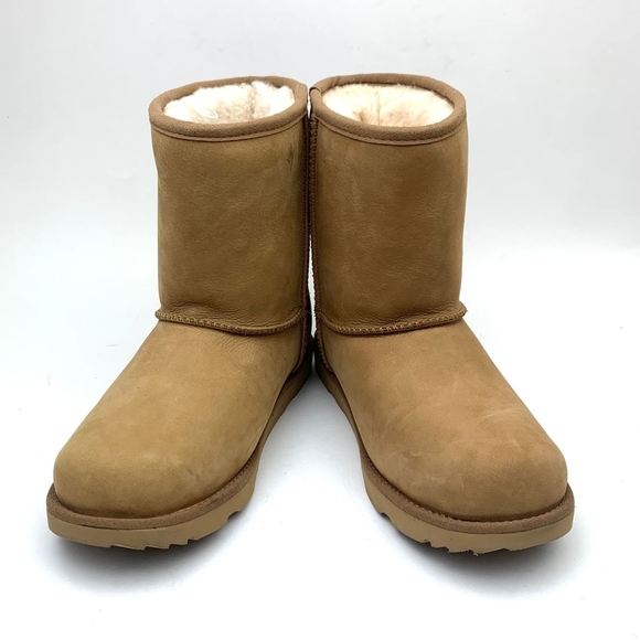 UGG Other - UGG Classic Short II Water Resistant SZ 4